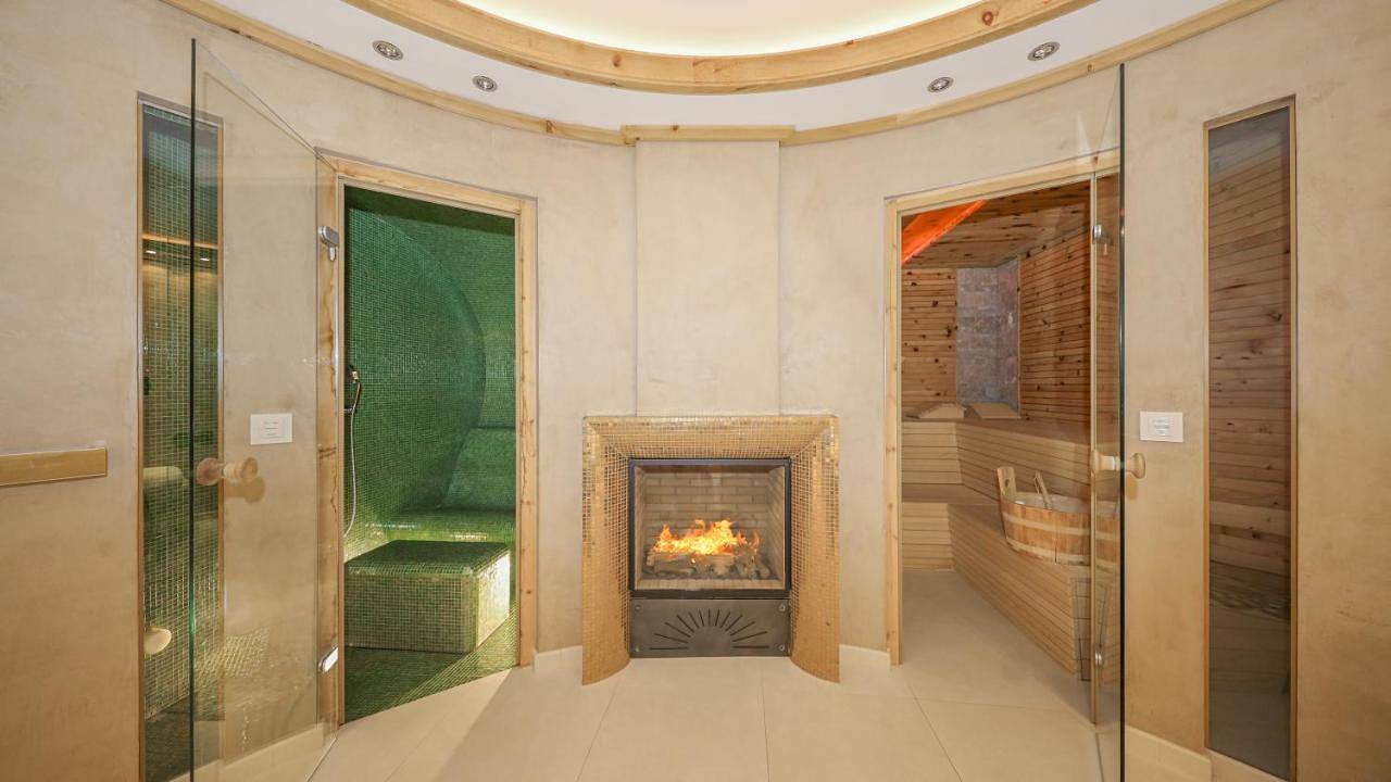 Chalet Bockberg Ski in - Ski out & Whirlpool in Kitzbühel by One Villas in Kitzbühel, Hohe Salve