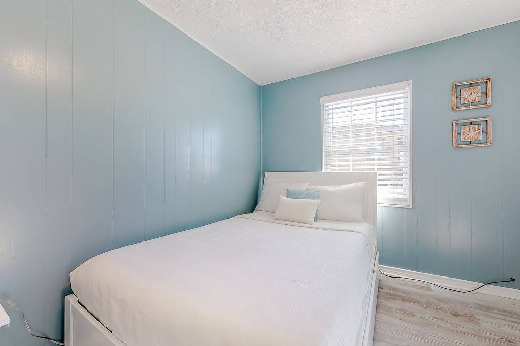 Cozy beach getaway with free Wifi, shared pool, and full kitchen - walk to surf in South Padre Island, Laguna Madre