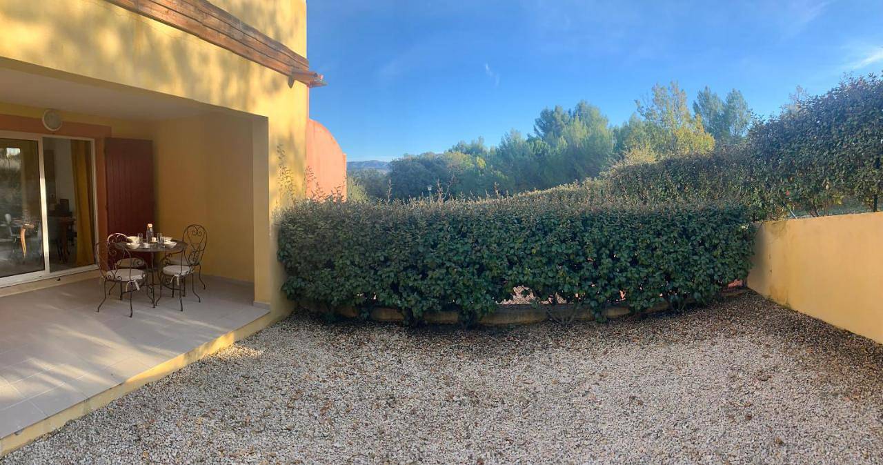 Appartement entier, One-Bedroom Apartment in Roussillon, Parc naturel régional du Luberon