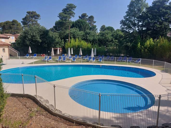 Location de vacances pour 6 personnes, avec terrasse et jardin à Nans-les-Pins - 2