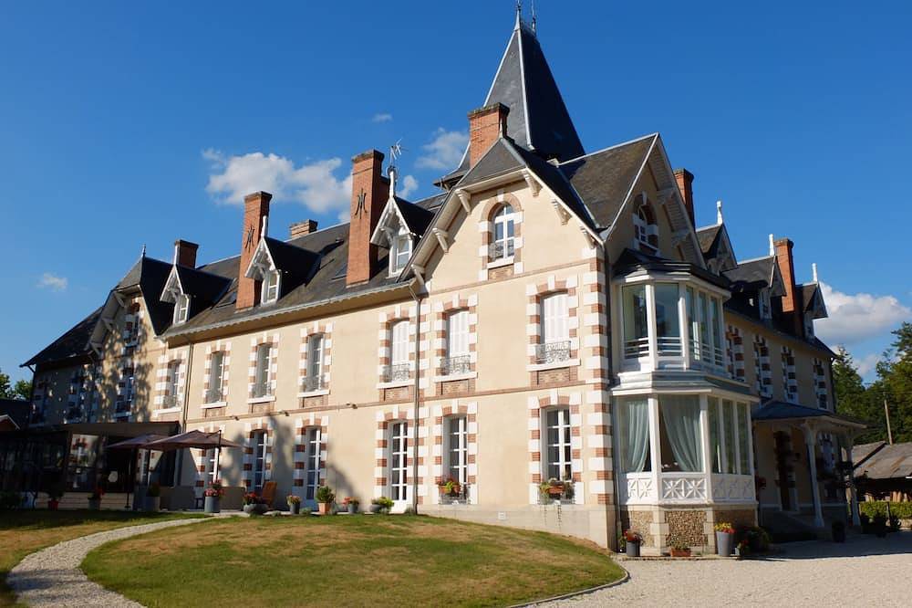 Ganze Wohnung, Frei stehendes Haus in der Burg in Sologne (18) in Neuvy-sur-Barangeon, Vierzon Region