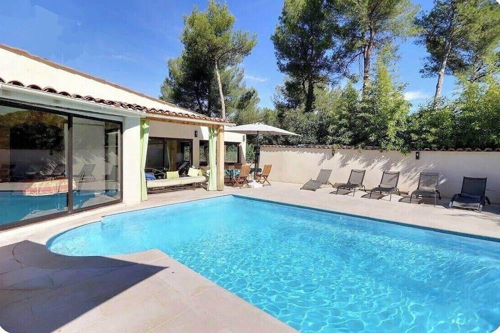 Villa de Vacances Avec Piscine en Provence Jusqu'à 12 Personnes in La Destrousse, Marsella region