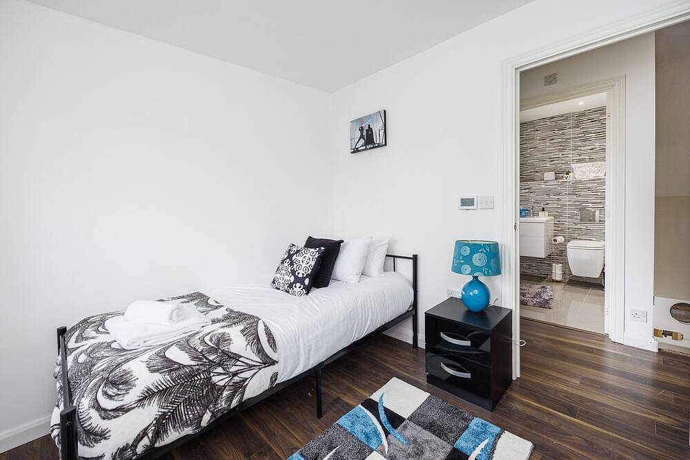 *Pristine 5 bedroom 4.5 bathroom* garden & patio* in Coventry, Birmingham Area