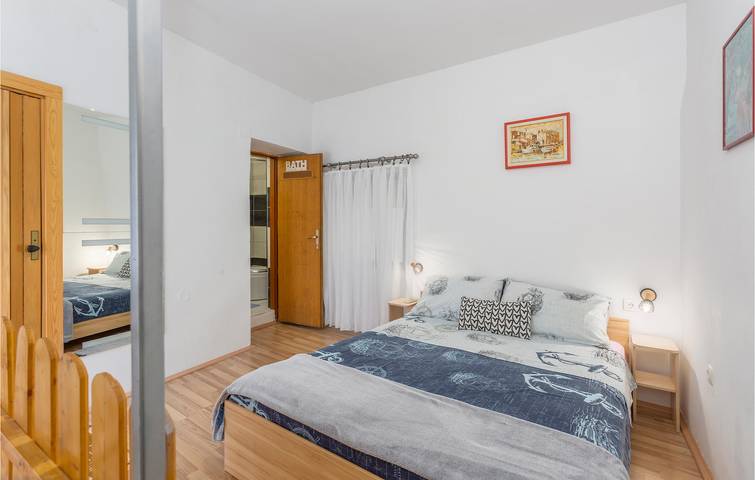 Ganze Ferienwohnung, Charmante Wohnung mit Terrasse, in der Nähe der Küste und des Stadtzentrums in Cres Stadt, Cres