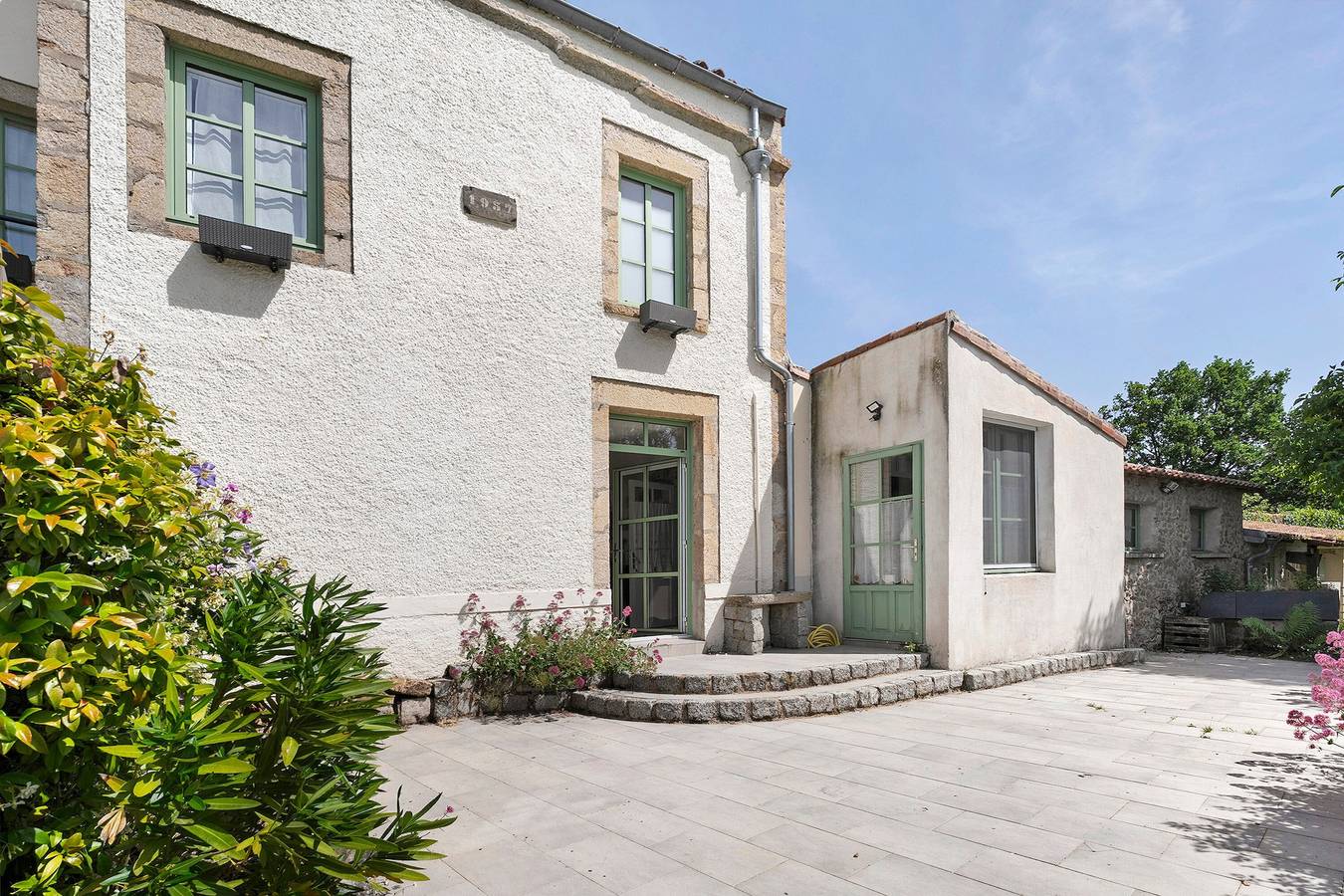 Le Logis des Douves – Gîte „Le Teiphalien“ mit privater Terrasse, Garten & Wlan in Tiffauges, Loire-Tal