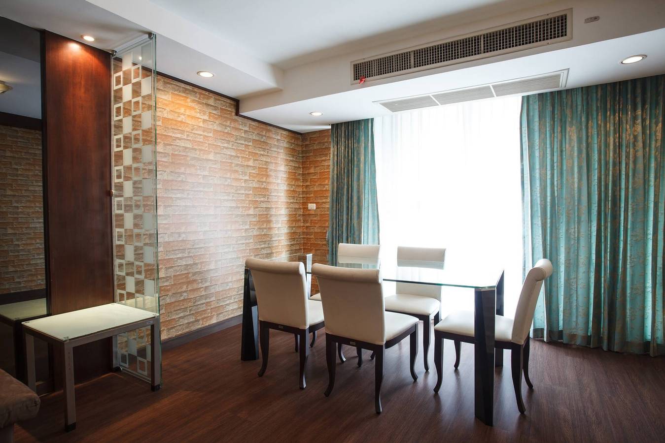 Ganze Ferienwohnung, 4C - 2-Zimmer-Wohnung in der Innenstadt mit Gemeinschaftspool in Watthana District, Bangkok