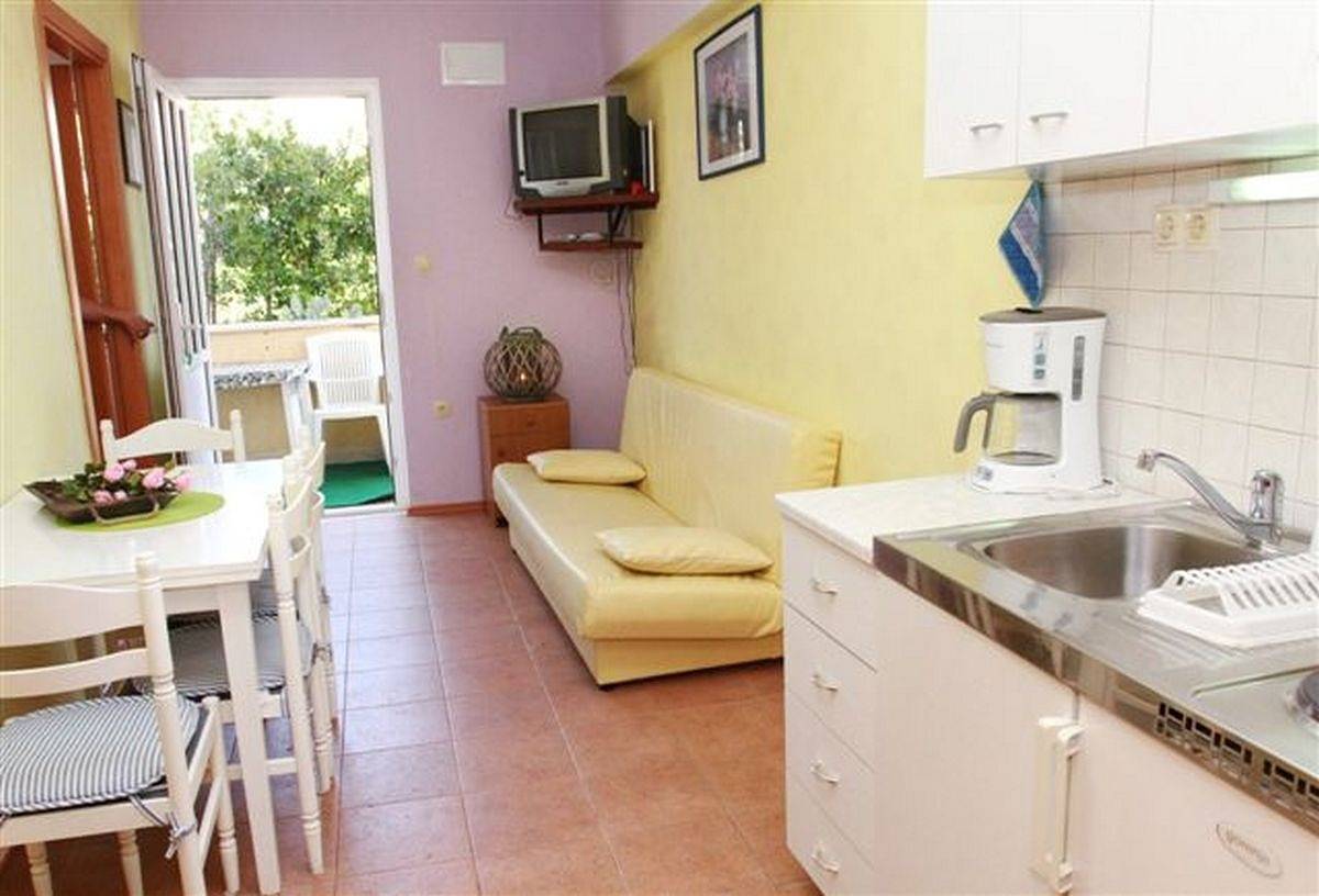 Ganze Wohnung, 2-Zimmer-Ferienwohnung mit Balkon Okrug Gornji, Ciovo A-22139-c in Okrug Gornji, Ciovo