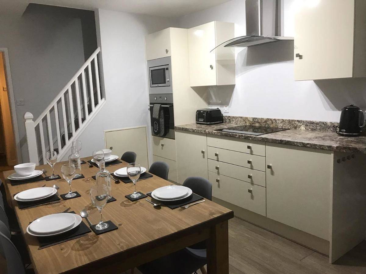Swyn y Mor beach close Pet friendly hot tub in Barmouth, Snowdonia