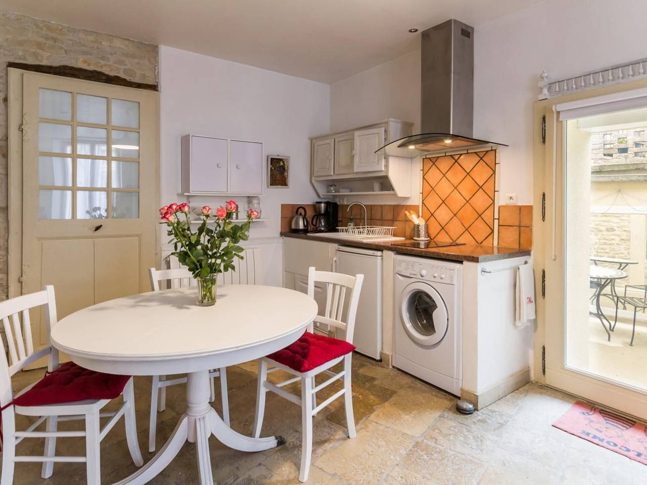 Charmante maison au cœur du village avec cour et parking, proche du château in Ancy-le-Franc, Région d'Avallon