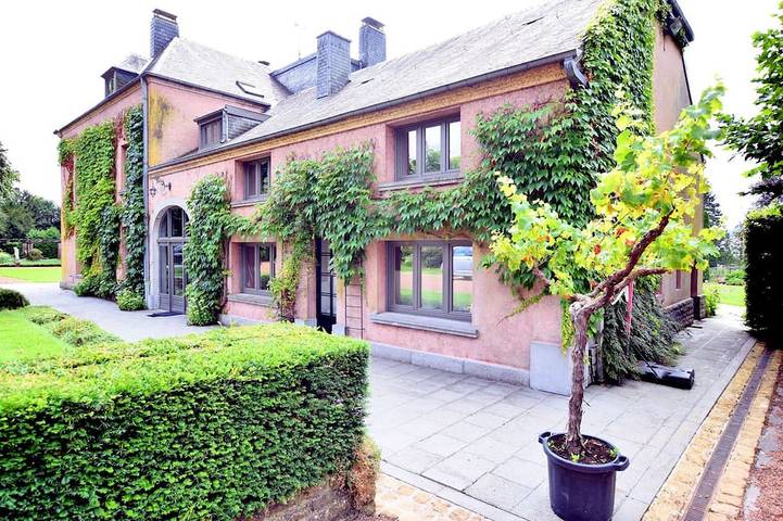 Château pour 32 personnes, avec Jacuzzi et Terrasse ainsi que Jardin et Sauna dans Jamoigne