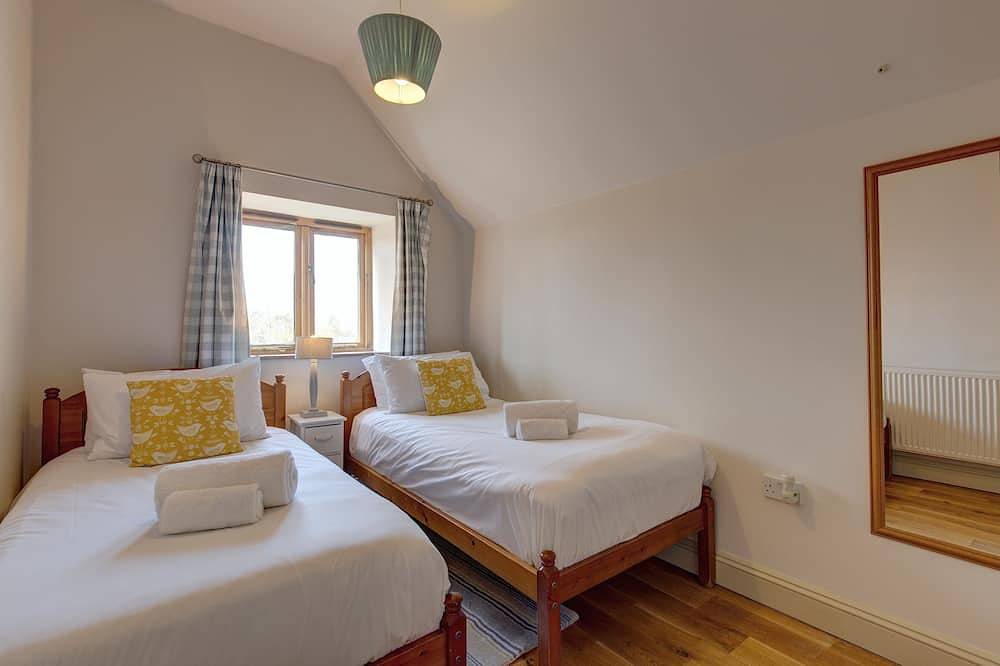 Chaff House - sleeps 6 guests in 3 bedrooms in Bodham, Norfolk Coast