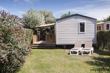 Caravane pour 4 personnes, avec terrasse ainsi que balcon/terrasse et vue sur le lac à Trélévern