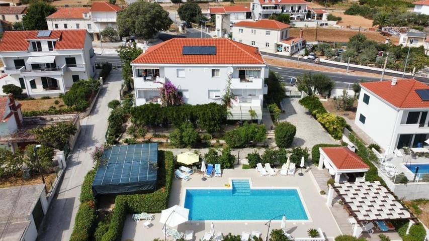 Gîte pour 2 personnes, avec piscine ainsi que jardin et balcon à Trogir - 2