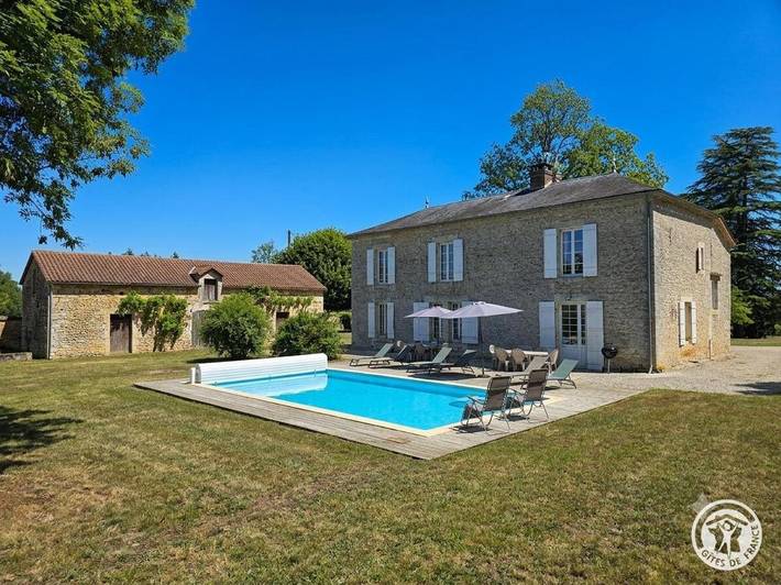 Location de vacances pour 8 personnes, avec Terrasse ainsi que Jardin et Piscine à Savignac-les-Églises - 2