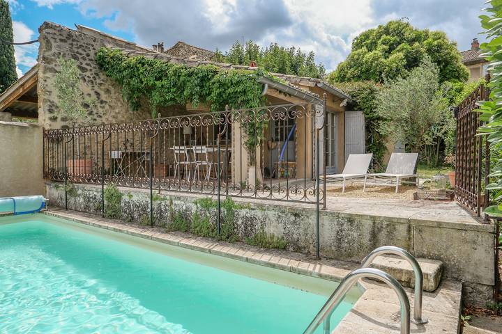 Location de vacances pour 8 personnes, avec jardin et terrasse à Rochegude