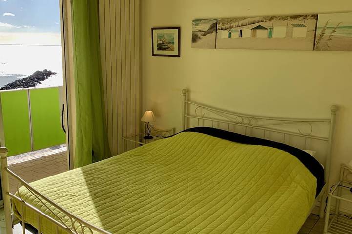 Entire apartment, Air-conditioned apartment with garage for rent in Mèze, Hérault in Mèze, Côte d'Améthyste
