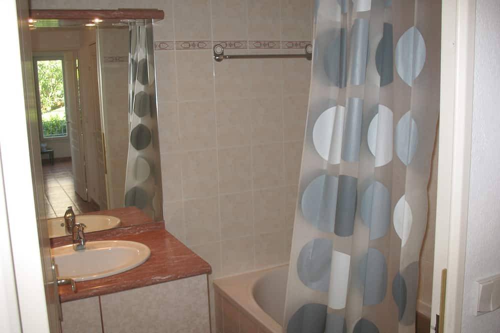 Appartement entier, Appartement 2 pièces + Terrasse avec vue mer panoramique sur la Baie des Anges in Biot, Côte méditerranéenne (France)