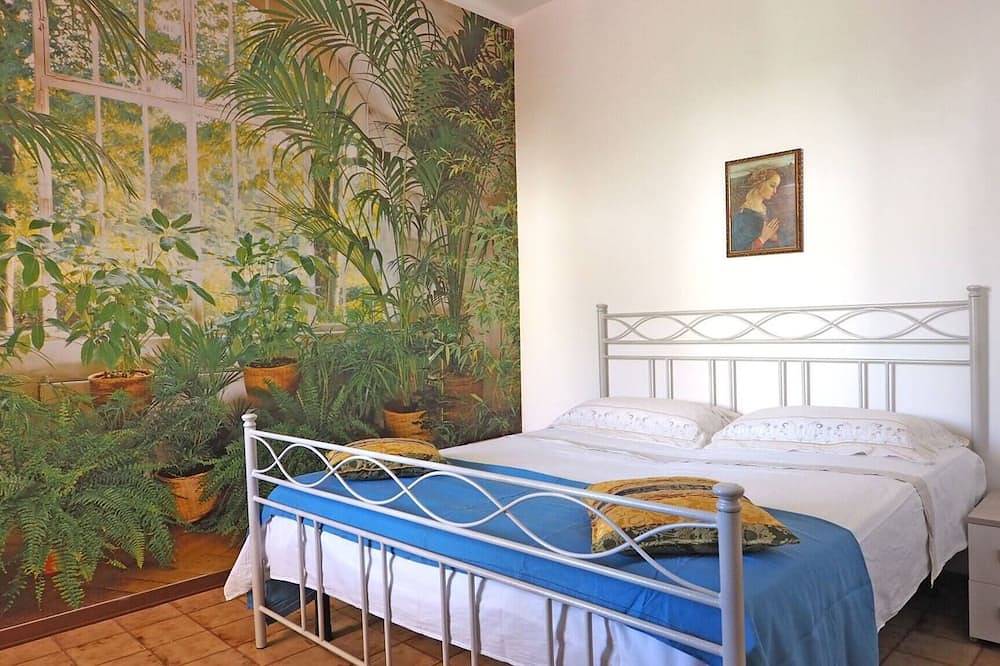 Entire apartment, Mimosa - House 5 places, 2 bedrooms, on the beach in Baia Verde, Gulf of Taranto