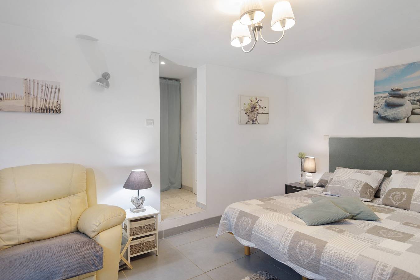 Gîte « Hortensia » avec terrasse privée, jardin privé et Wi-Fi in Salignac, Région de Blaye