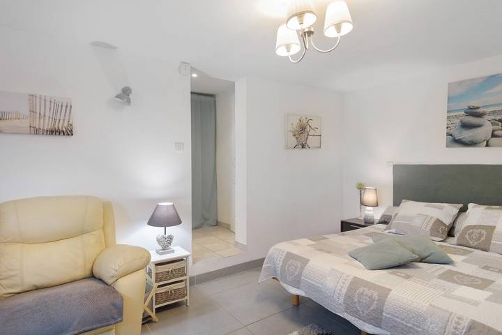 Gîte "Hortensia" with Private Terrace, Private Garden, and Wi-Fi in Val de Virvée, Blaye region