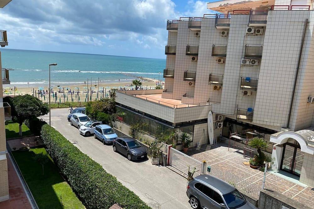 Ganze Wohnung, Vacation House Sea View (at 50mt) in Nettuno, Rom Provinz