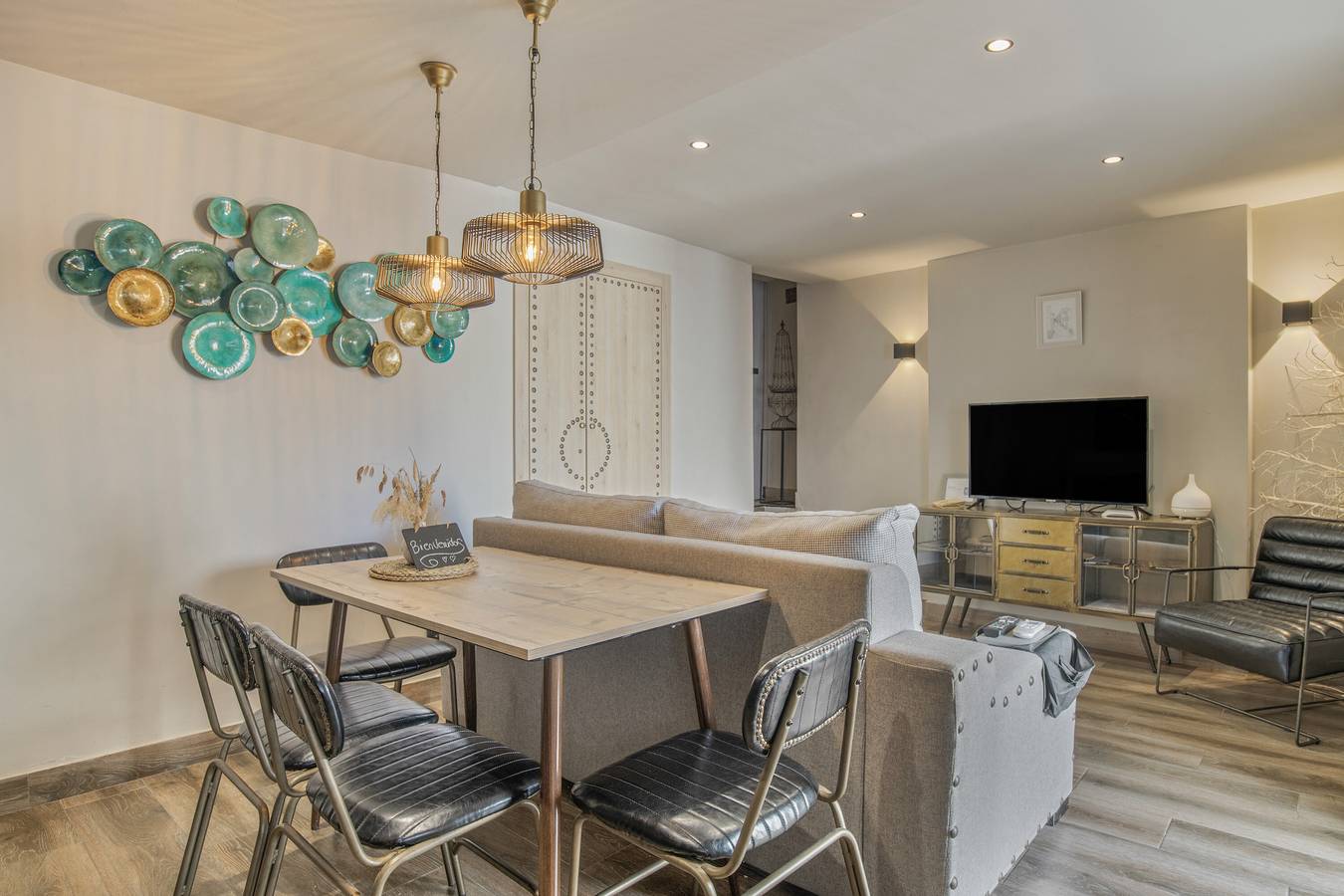 Apartamento entero, Apartamento 'Alvarado Loft' con vistas a la montaña, Wi-Fi y aire acondicionado in Ubrique, Pueblos Blancos