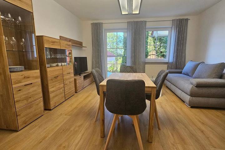 Ganze Wohnung, Modernes Apartment mit beheiztem Pool und Garten in Falkenfels, Ostbayern
