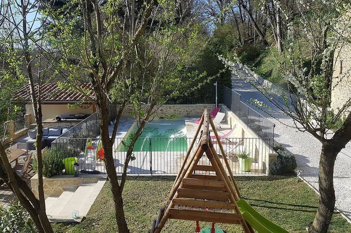 Location de vacances pour 10 personnes, avec jardin et terrasse à Divajeu