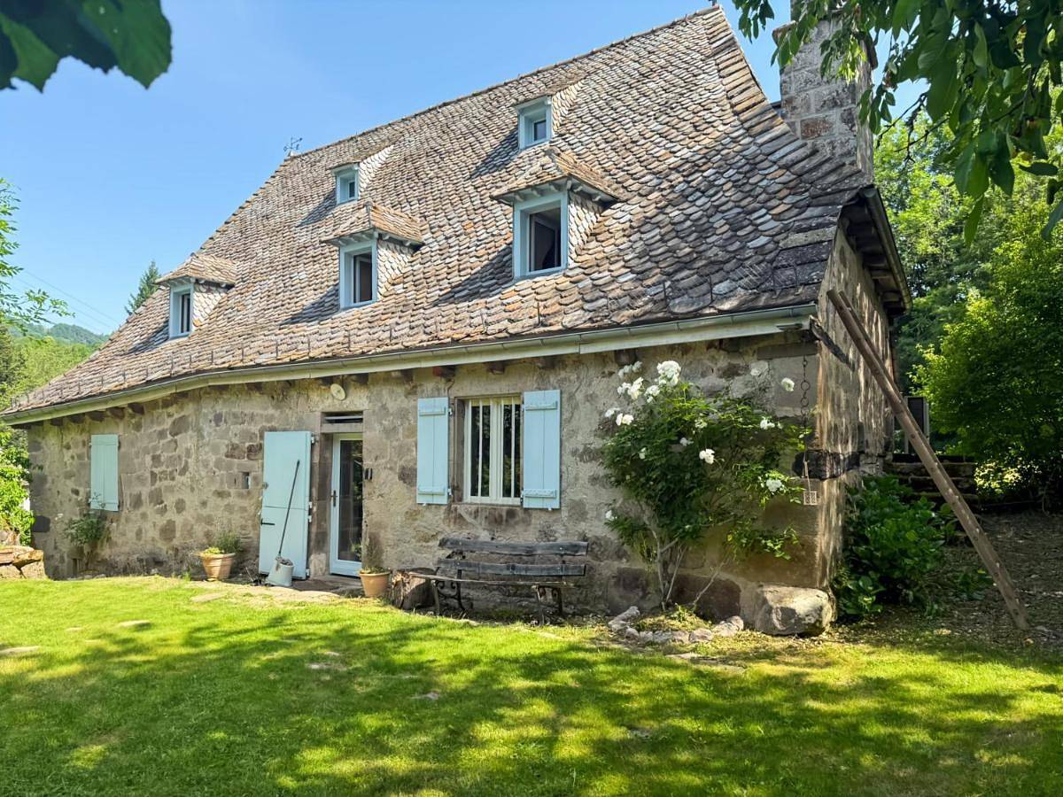 Le refuge d'Auvergne, calme, 8pers, jardin in Raulhac, Région d'Aurillac