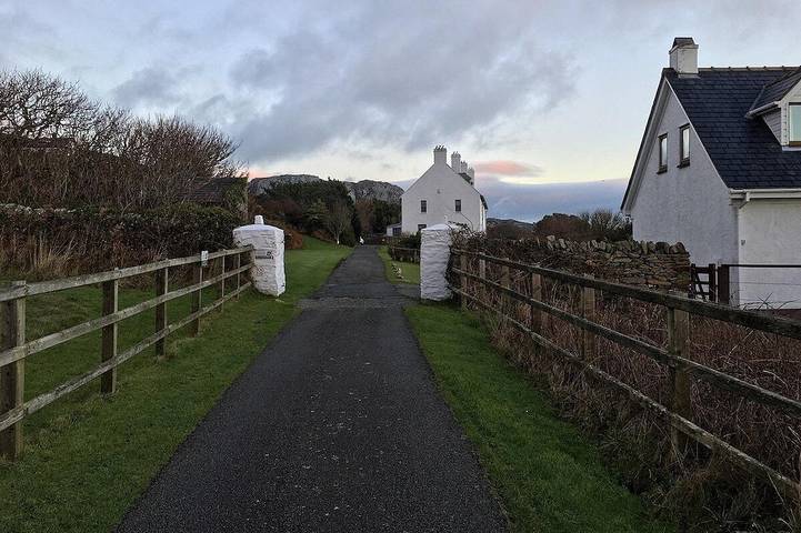 Coastal Escape Pod with Bathroom in Isle of Anglesey