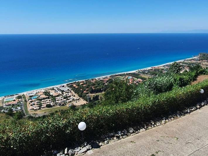 Location de vacances pour 4 personnes, avec vue ainsi que jardin et piscine à Zambrone - 2
