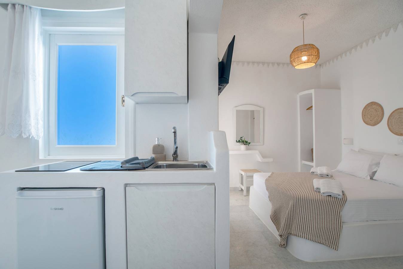 Entire studio, Studio Apartment 'Maroulis Studios -  5' with Private Garden, Wi-Fi and Air Conditioning in Cyclades