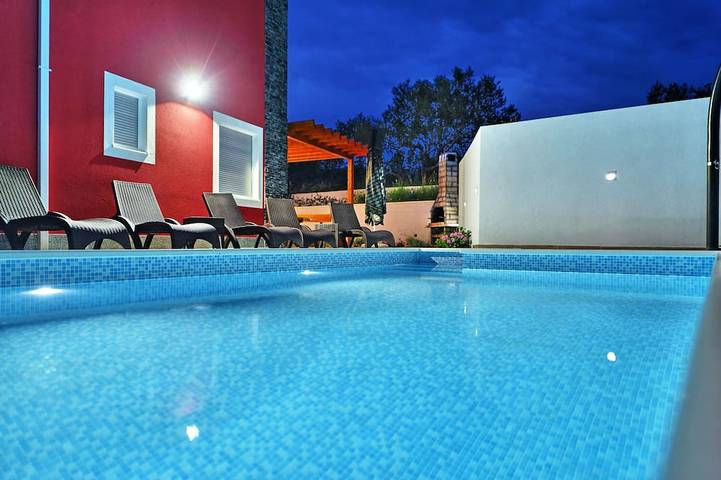 Willa dla 10 osób, z ogród i jacuzzi w Slatine