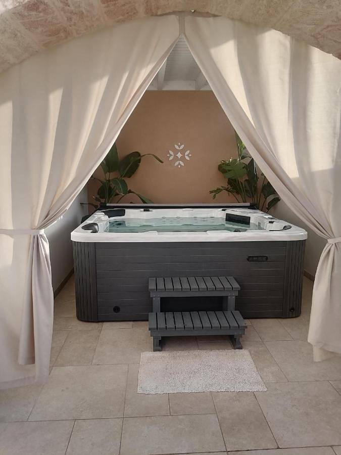 B&b per 2 persone, con Terrazza e Idromassaggio nonché Giardino e Piscina a Alliste