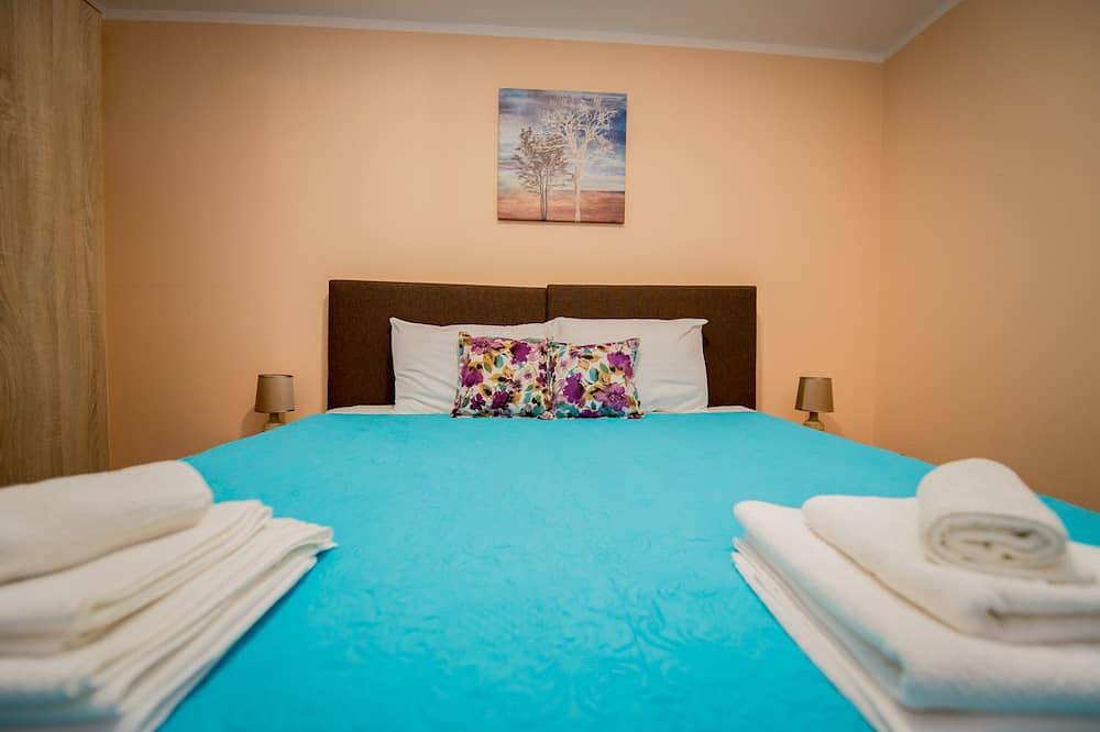 Haus mit vier Wohnungen in Opština Budva