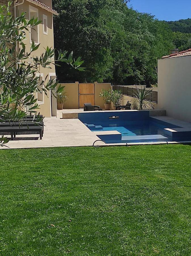Appartement de vacances pour 2 personnes, avec Terrasse et Jacuzzi ainsi que Jardin et Piscine à Malaucène