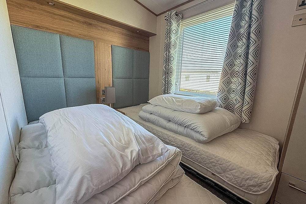 Modern 6 berth caravan with front decking at Manor Park, Hunstanton in Hunstanton, Norfolk Coast