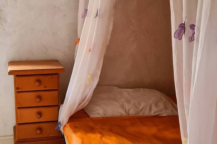Entire apartment, Gîte, 2*, air conditioned, in a peaceful setting between olive trees and pool in Salernes, Draguignan region