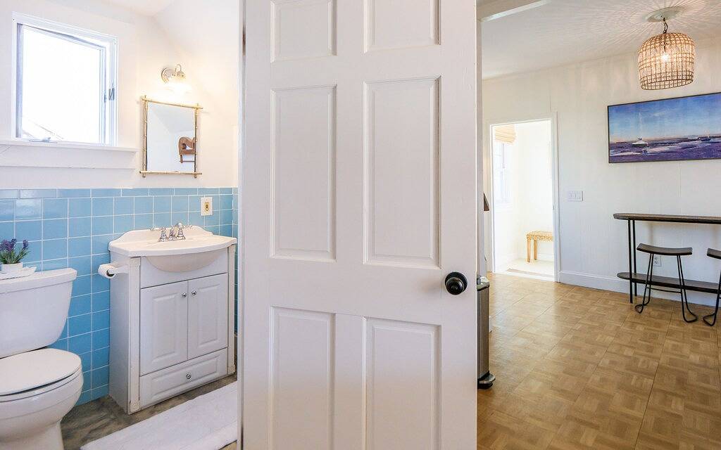 Walk to Beach/Cliff Walk! Fantastic Location! Winter Rentals! Fenced yard! Pets! in Middletown, Newport County