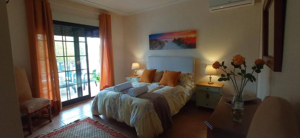 Casa rural para 10 personas, con vistas además de piscina y jardín en Urda