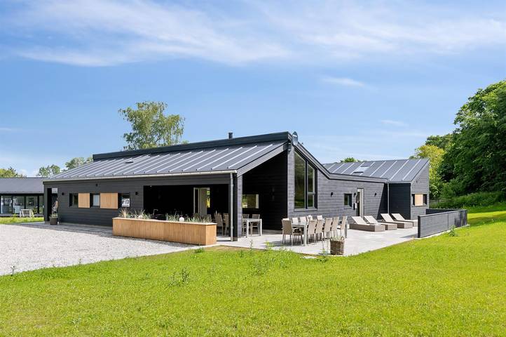 Ferieudlejning for 22 personer, med Jacuzzi og Terrasse samt Sauna i Fjellerup Strand
