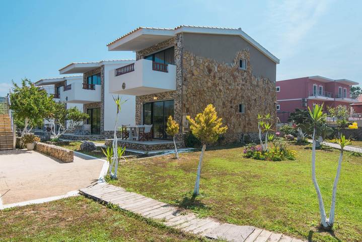 Διαμερίσματα διακοπών για 3 άτομα, με κήπο και παιδική πισίνα καθώς και μπαλκόνι, με κατοικίδια ζώα στον Αρίλλα