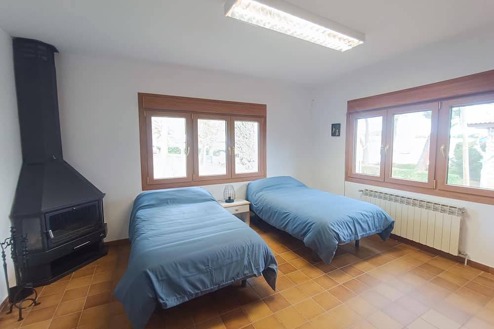 House surrounded by pine trees five kilometers from motorland in a very quiet village in Alcaniz, Teruel e dintorni