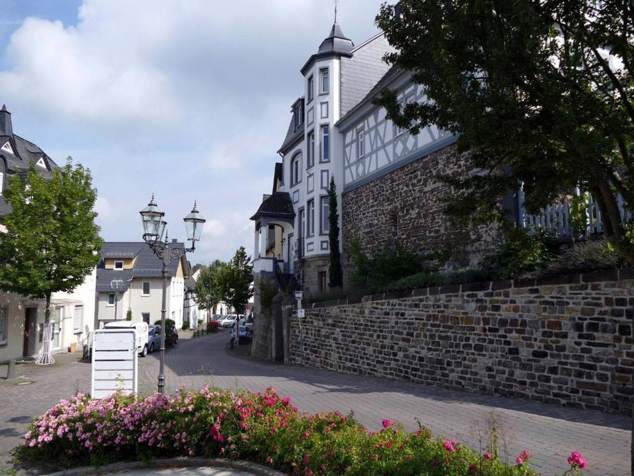 Ganze Ferienwohnung, Apartments im Château d'Esprit - Appartement Orchidee - Wohn-/Schlafraum in Höhr-Grenzhausen, Westerwald