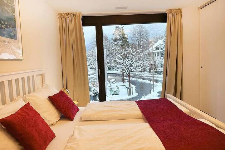Geheel appartement, Mountain View Luxury Apt at Interlaken West • AC • BBQ by SwissDreamLiving in Interlaken, Meer van Thun