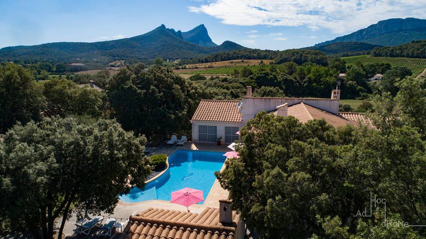Gîte pour 4 personnes, avec terrasse ainsi que jardin et piscine