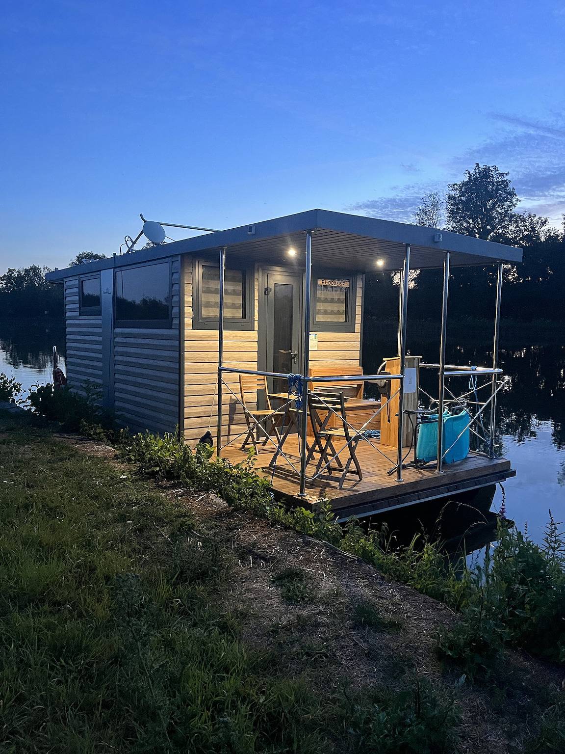 Boot 'Bateau Comfortable Sur L'eau' mit gemeinsamer Terrasse in Vadencourt, Aisne