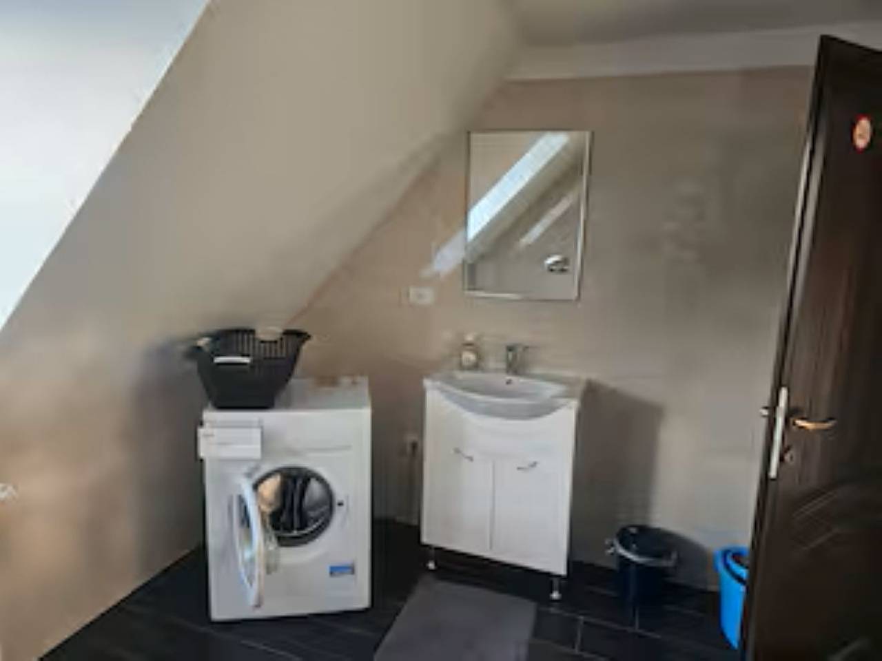 Ganze Ferienwohnung, Schöne Vollausgestattete Monteurs- Gästewohnung in der Gartenstadt Leuna und nähe Geiseltalsee / 2408 in Leuna, Saale-Unstrut