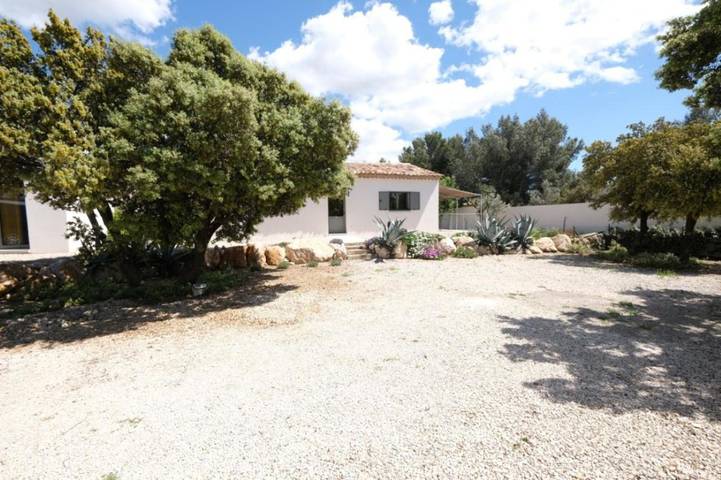 Location de vacances pour 8 personnes, avec jardin et piscine à Aureille - 2