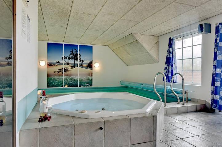 Ferieudlejning for 10 personer, med terrasse og sauna samt jacuzzi, husdyr tilladt i Jegum